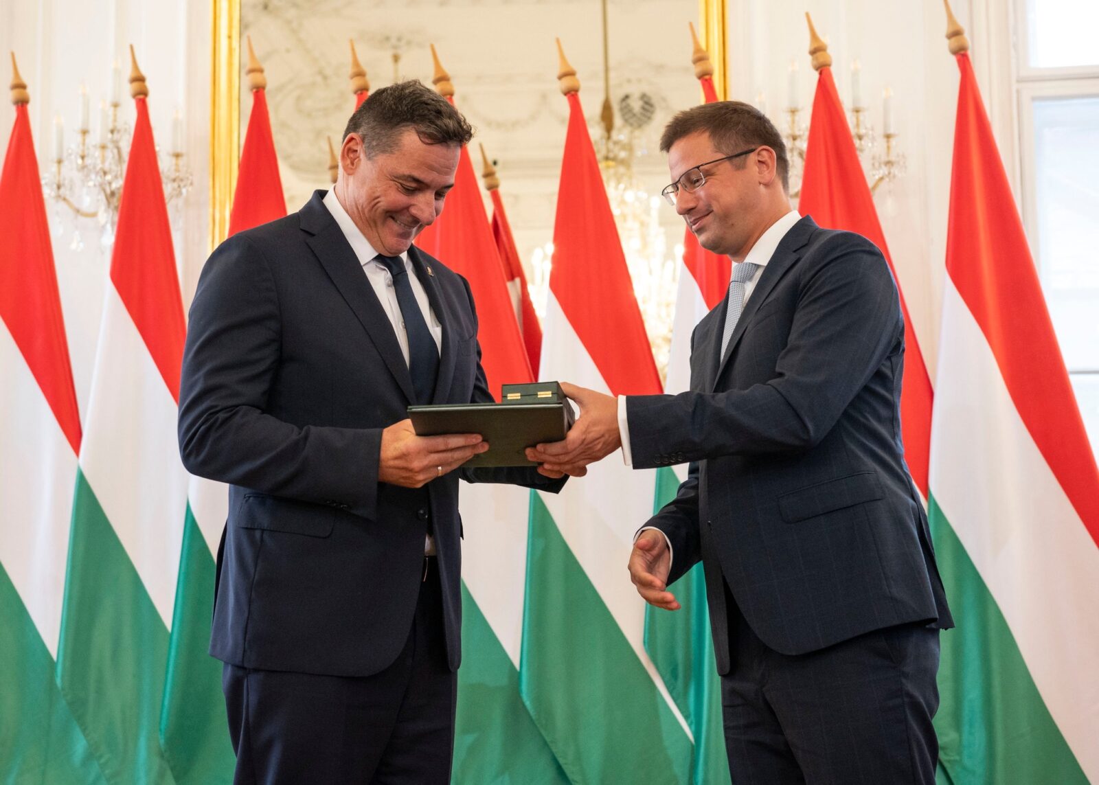 Budapest, 2023. augusztus 18.
Gyulay Zsolt olimpiai- és világbajnok kajakozó, a Magyar Olimpiai Bizottság elnöke, a Hungaroring Sport Zrt. elnök-vezérigazgatója átveszi a Magyar Érdemrend parancsnoki keresztjét Gulyás Gergely Miniszterelnökséget vezetõ minisztertõl az államalapítás napja alkalmából tartott ünnepségen a budapesti Festetics-palotában 2023. augusztus 18-án.
MTI/Bodnár Boglárka